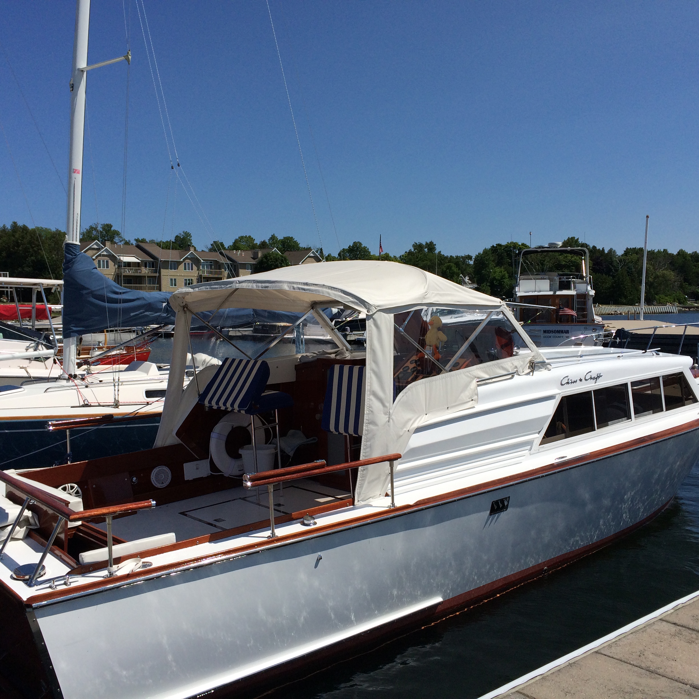 1963 31′ Chris Craft Cavalier Futura